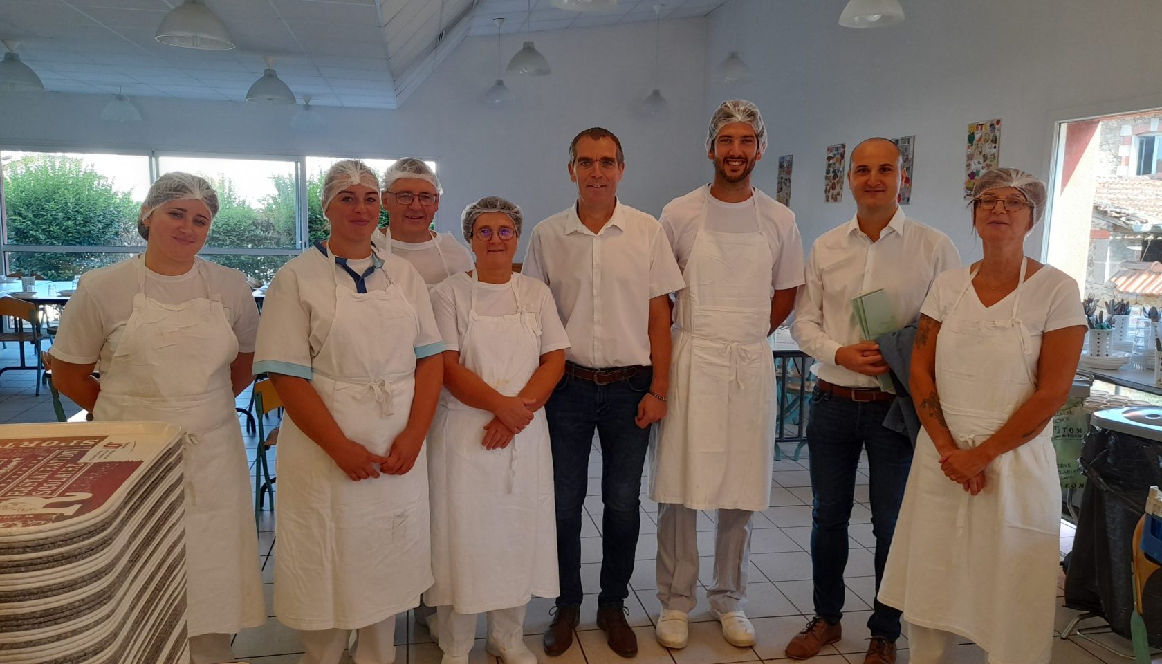 Équipe du restaurant scolaire 2023-2024, accompagnée du Maire, Stéphane Bérard et du Premier Adjoint, Bertrand Cavalerie