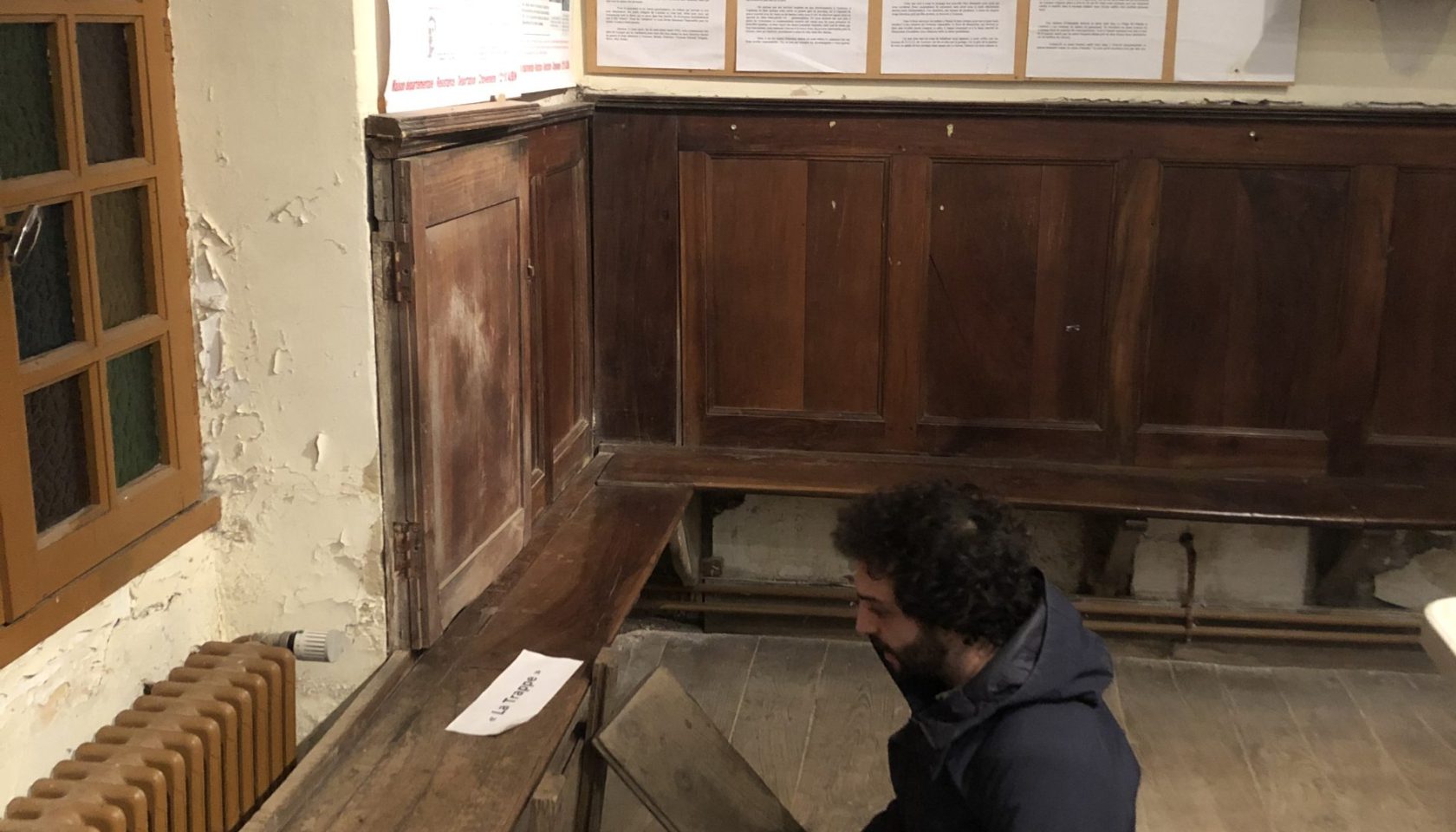 Simon Louvet, sur les traces de son histoire familiale, en visite à la chapelle de Massip découvre la trappe permettant aux enfants juifs (dont sa grand-mère et grand-tante) de se cacher pour échapper aux arrestations pendant la seconde guerre mondiale